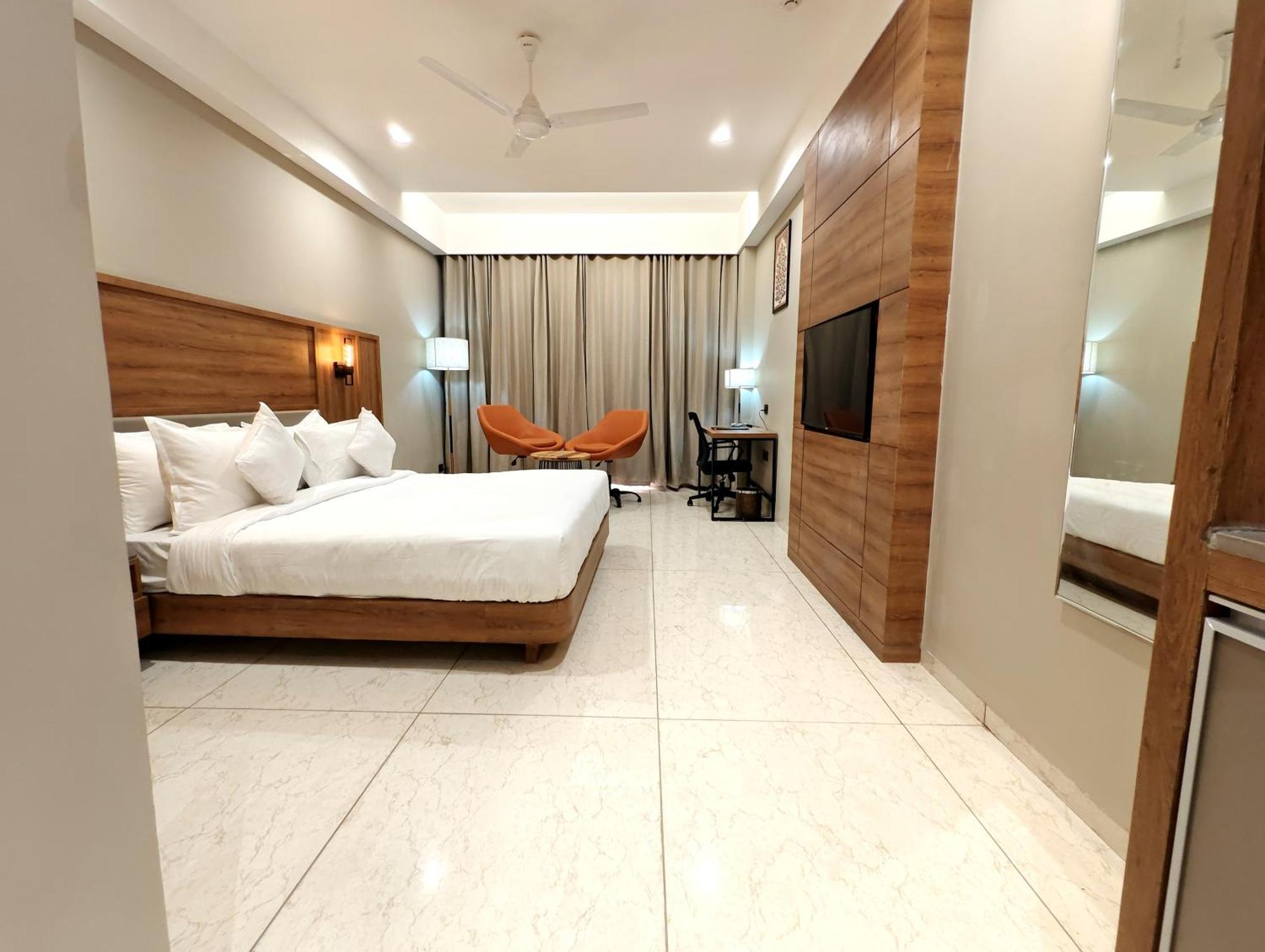 The Sky Imperial Hotel Kailash Jāmnagar Extérieur photo